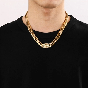 Detailansicht der 10mm goldenen Panzerkette mit diamantbesetztem Verschluss am Modell
