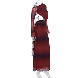 Détail du tissu en maille dégradée avec découpe latérale et cordon réglable sur la robe