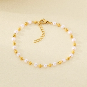 Detail of 18k gold plated beaded bracelet with white pearls and adjustable lobster clasp