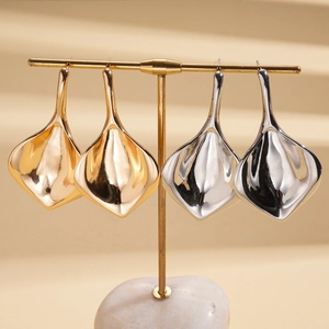 Boucles d'oreilles minimalistes en forme de feuille, dorées et argentées sur un support
