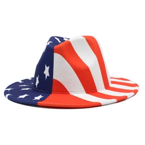 Détail d'un chapeau fedora drapeau USA avec champ d'étoiles bleues et rayures rouges