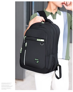 Detalle de mochila deportiva negra con cremalleras verde neón llevada al hombro