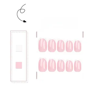Détail de faux ongles French manucure classiques avec base rose brillante et bouts blancs