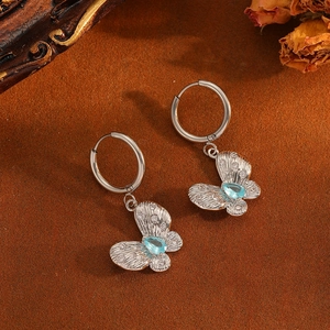 Details von Schmetterlingsohrringen in Silber mit blauem Tropfenstein und Kristallen