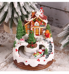 Nahaufnahme einer weihnachtlichen Spieluhr mit rotierendem Zug und Candy-Shop-Schild.