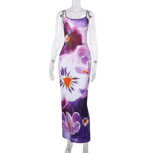 Détail de l'imprimé floral et de la coupe moulante de la robe longue violette