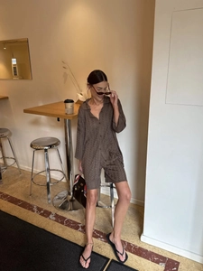 Détail de la maille gaufrée marron café sur l'ensemble haut polo et short pour femme