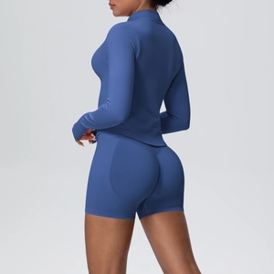 Détail du short de yoga bleu roi à taille haute avec effet galbant et compression sans couture