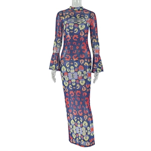 Détail de la robe en maille bleue avec col montant, découpe poitrine et manches évasées