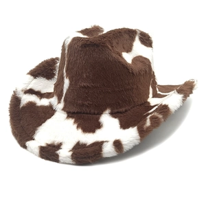 Dettaglio ravvicinato del cappello da cowboy con stampa mucca e morbida texture in ecopelliccia