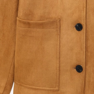 Veste en daim marron avec grande poche plaquée et détails de couture soignés
