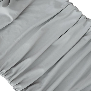 Vue détaillée de la texture froncée grise avec un fini brillant et extensible