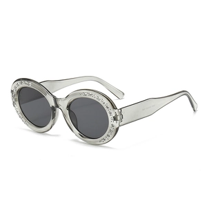 Funkelnde Strass-Ovalsunglasses für Damen mit grauem, transparentem Rahmen und Steinen