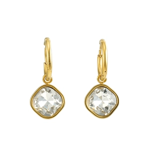 Détail de boucles d'oreilles dorées géométriques avec cristaux carrés et fermoirs anneaux