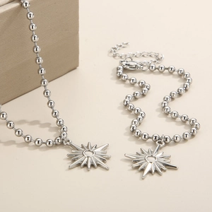 Ensemble collier et bracelet en perles argentées avec pendentifs étoile radieux