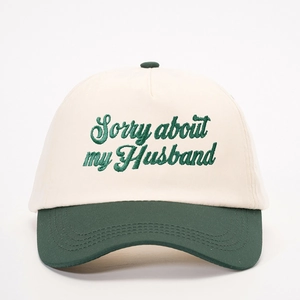 Casquette bicolore avec broderie Sorry about my Husband en crème et vert foncé