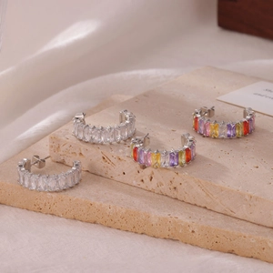 Boucles d'oreilles créoles en C avec zircons colorés rectangulaires sur fond soie