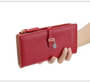 Portafoglio lungo rosso da donna in ecopelle con ciondolo a foglia e grande capienza