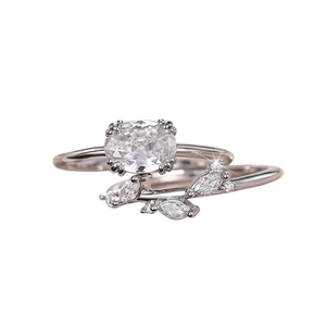 Elegante conjunto de anillos de plata con piedra ovalada y diseño de hoja de circón en blanco