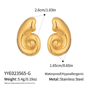 Detailed size specifications of golden spiral earrings with dimensions 2.6cm by 1.65cm