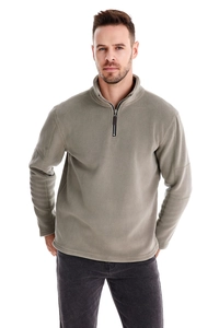 Détail du pull en polaire vert olive avec col montant et fermeture éclair demi-zip
