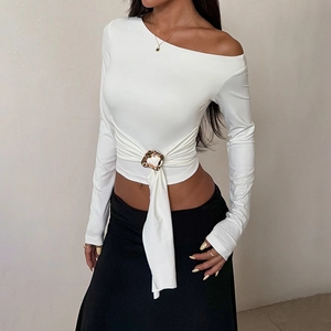 Top bianco attillato con spalle scoperte, fibbia in metallo dorato e drappeggio laterale