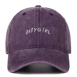 Détail de la broderie Babygirl sur une casquette en coton lavé violet au fini vieilli
