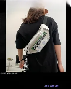 Détail du sac banane transparent en PVC avec logo DUONING et bordure en cuir blanc chic