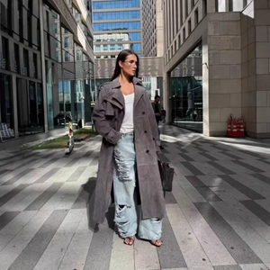 Long trench-coat gris décontracté pour femme avec ceinture et jean bleu délavé à trous