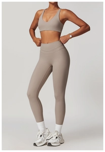 Dettaglio del set da yoga taupe con leggings a vita alta e reggiseno sportivo spazzolato