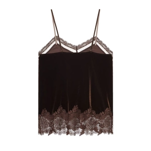 Elegante canotta in velluto marrone scuro con delicato bordo in pizzo a ciglia