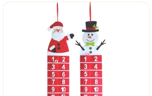 Vorderansicht von Adventskalendern aus Filz mit Weihnachtsmann, Schneemann und Taschen
