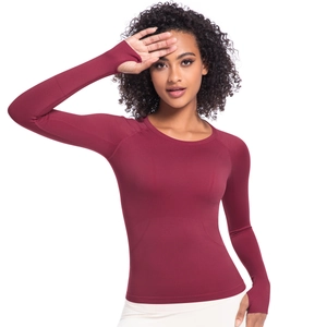 Dettaglio del top compressione yoga bordeaux con fori per i pollici e tessuto traspirante