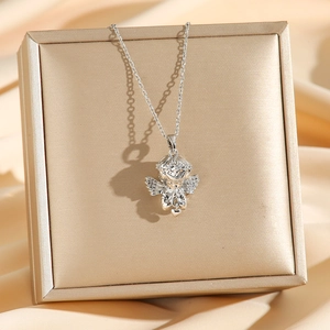 Collier avec pendentif ange argenté dans un coffret doré sur soie beige douce