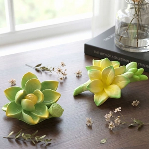 Détail de deux figurines de lotus en céramique faites main avec glaçure verte et jaune