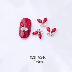 Détail macro de charmes d'ongles papillon 3D rouges avec cristaux, taille 9x9mm