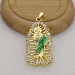 Détail du pendentif Saint Jude avec émail vert et cristaux brillants sertis