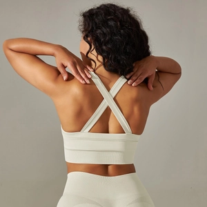 Détail du soutien-gorge de yoga sans couture dos croisé et legging à texture d'ourlet côtelé