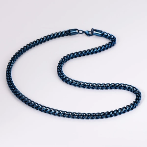 Dettaglio della catena cubana in acciaio inossidabile blu con chiusura sicura e lucentezza
