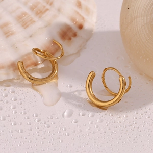 Détail de boucles d'oreilles créoles à double spirale en acier inoxydable doré 18 carats