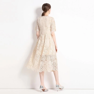Elegantes beige besticktes Spitzenkleid mit Blumenstruktur und langem Saum