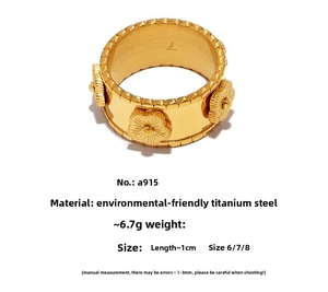 Dettaglio dell'anello floreale in acciaio placcato oro 18k con incisione della taglia 7