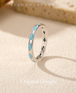 Gros plan sur la bague en argent s925 avec émaux bleus ovales et poinçon d'authenticité 925