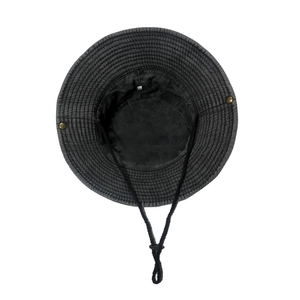 Détail du cordon réglable interne et du bouton-pression sur chapeau en toile lavée