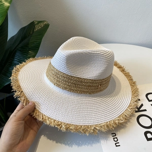 Britischer Retro Panama Strohhut für Damen mit Fransenkante und goldenem M-Detail