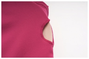 Détail de la poche pour coussinets amovibles sur le débardeur de sport magenta