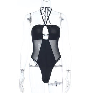 Detail van de zwarte halter bodysuit met uitsnijding en doorschijnend gaas voor dames