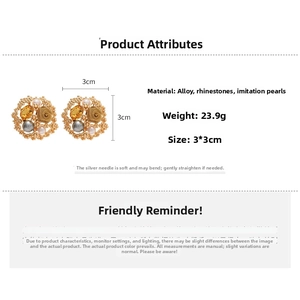 Detail view of vintage pearl stud earrings showing 3x3cm dimensions and alloy material