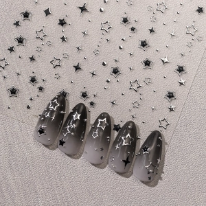 Autocollants à ongles étoiles argentées métalliques sur pointes dégradées noir et blanc