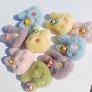 Plüsch-Hasen-Broschen in Pastellfarben mit Blumen- und Perlenverzierungen